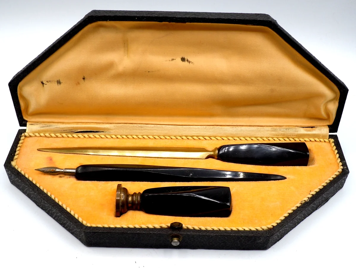 Antikes Schreibset aus Messing & Bakelit im Etui – Federhalter, Petschaft „P F“ & Brieföffner