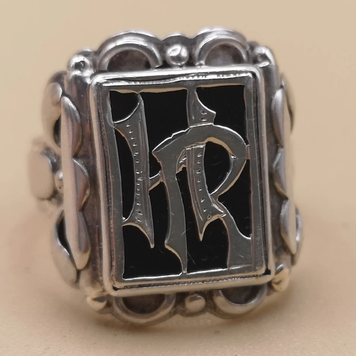 Schwerer Jugendstil Siegelring aus Silber mit Onyx & Monogramm H.R. – um 1900/1910 – RG 63