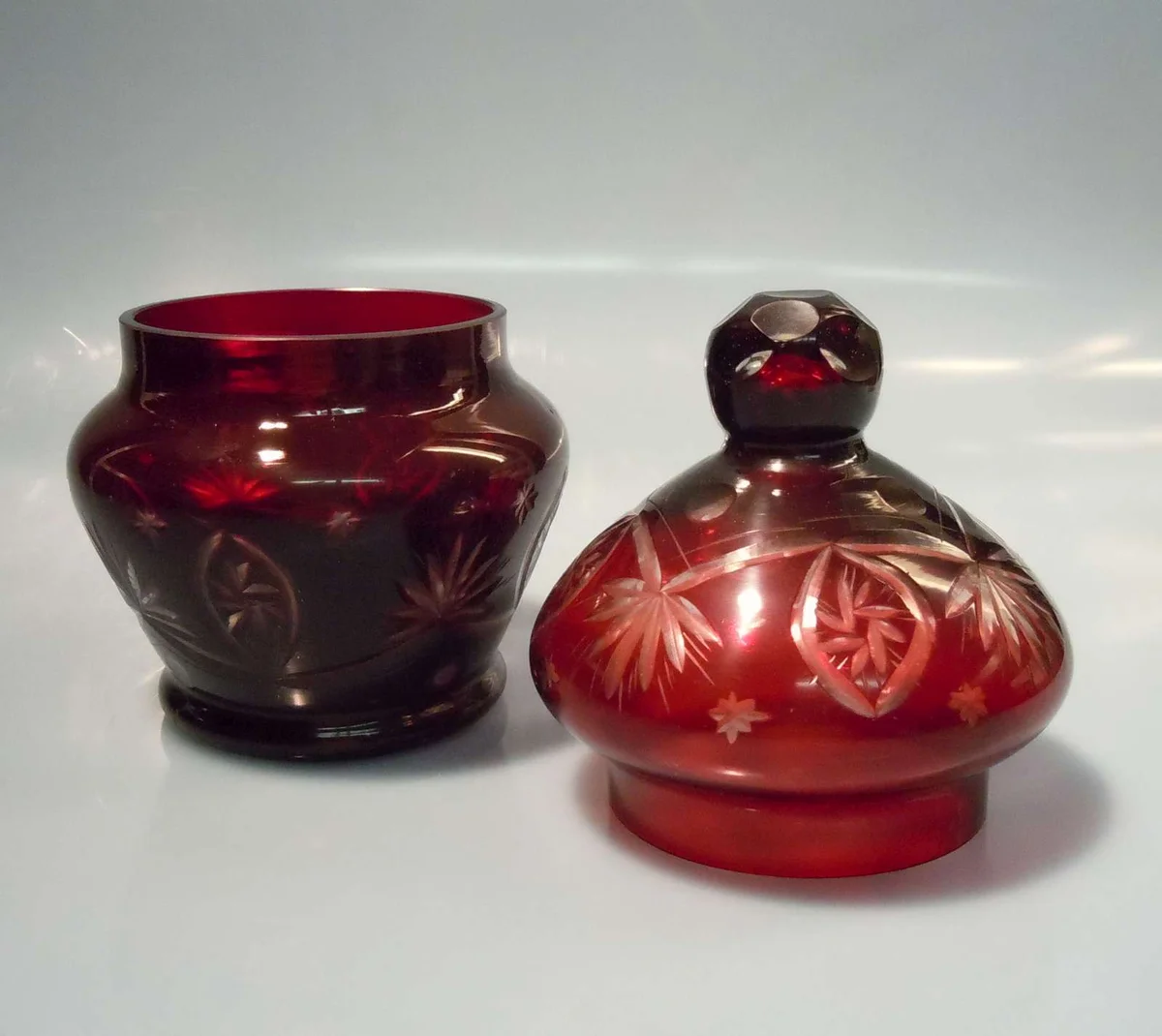 Rubinglas Bonboniere mit feingeschliffenem Dekor um 1920