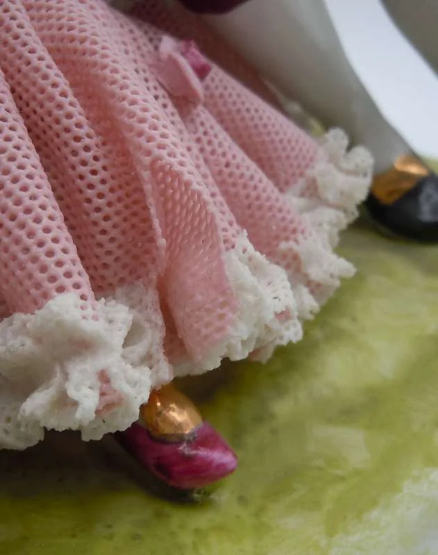 Elegante Rokoko-Porzellanfamilie mit Kerzenhalter – Detailreiches Sammlerstück, 32 cm hoch