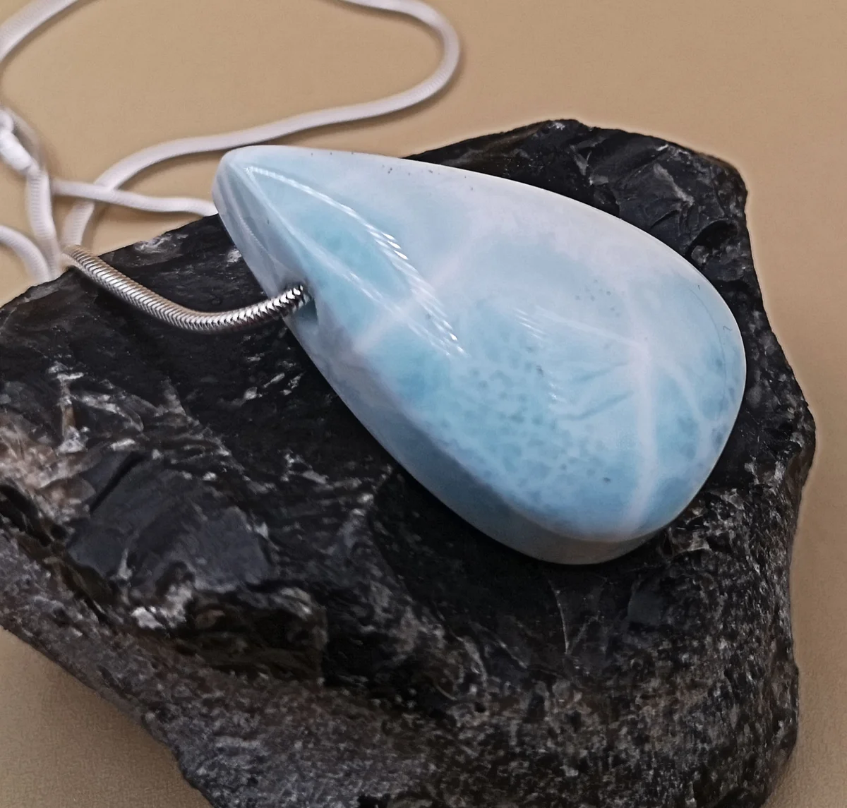 Edler, moderner Larimar Anhänger an 925 Silber Schlangenkette