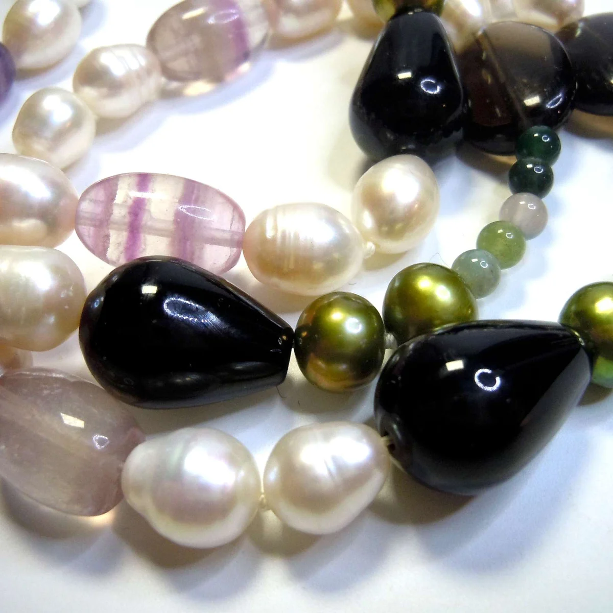 Langes Süßwasserperlen Collier 140 cm mit Amethyst & Peridot – Echte Perlenkette