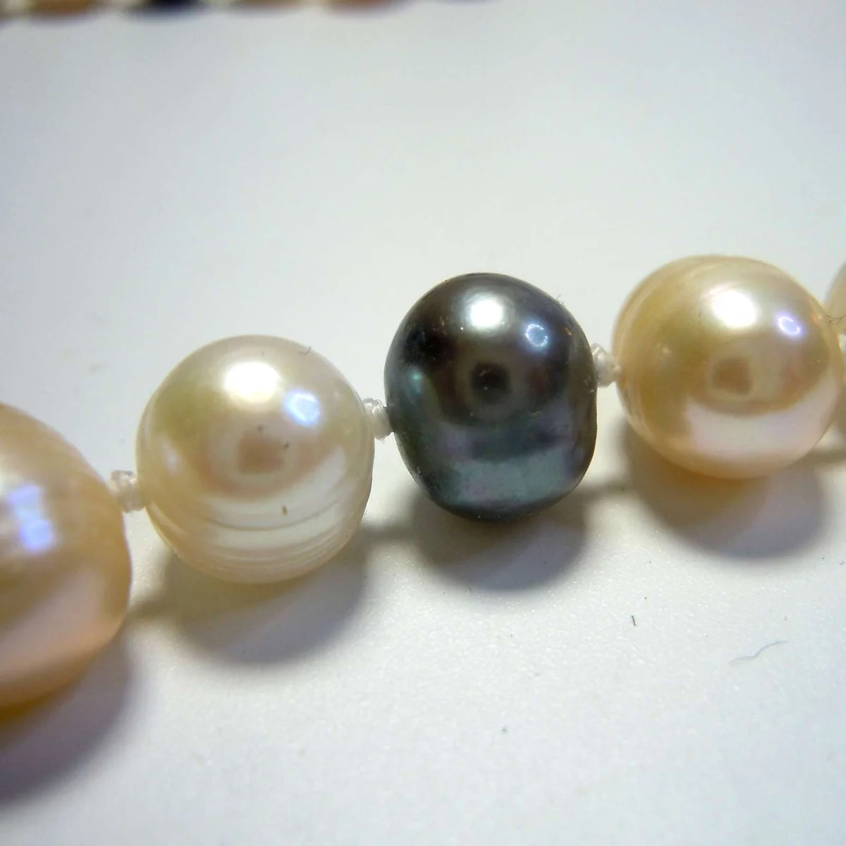 Langes Süßwasserperlen Collier 140 cm – Weiße, Apricot & Graue Echte Perlenkette