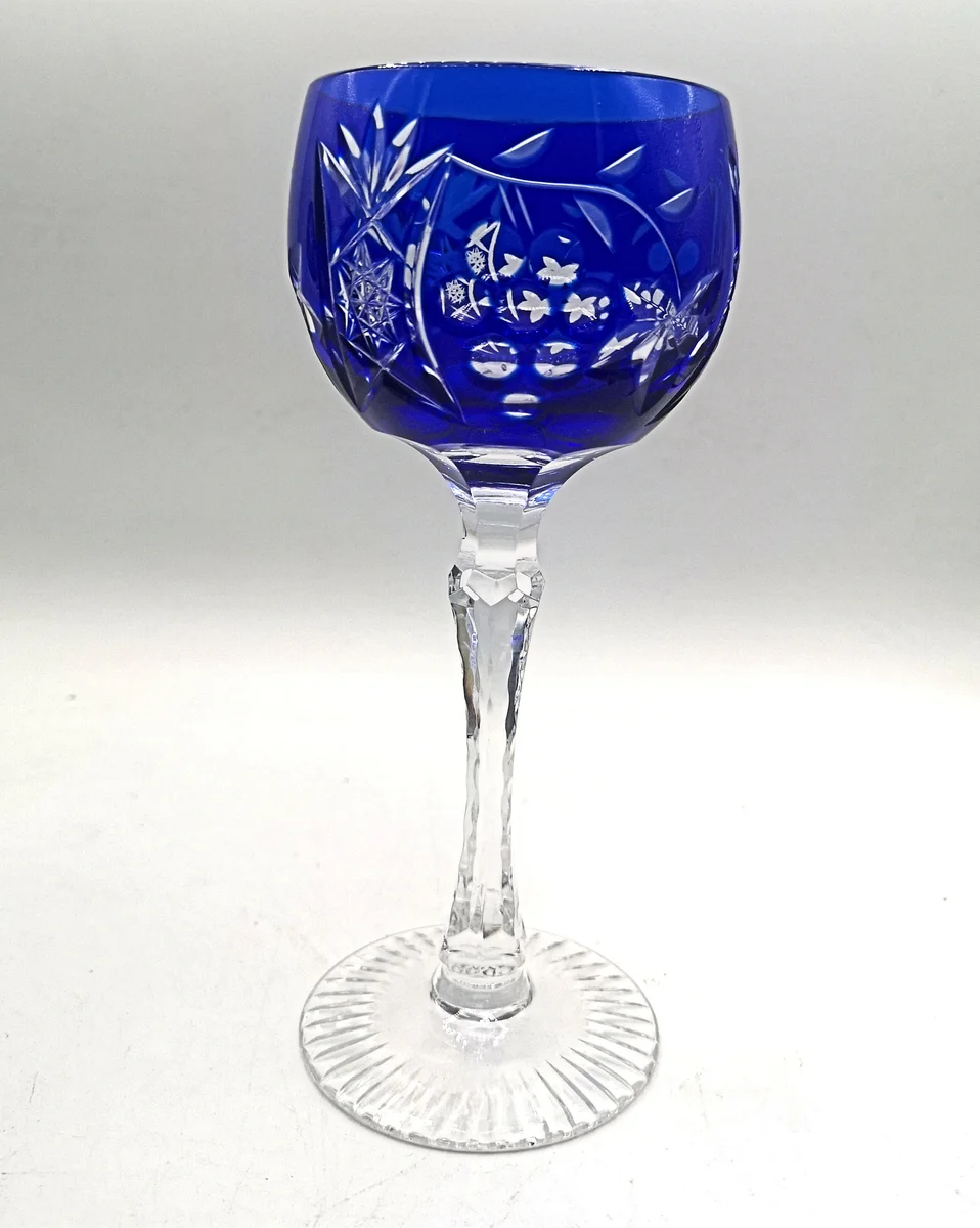Antikglas Weinglas aus den 30er  Jahren  handgeschliffen mit Traubendekor blau