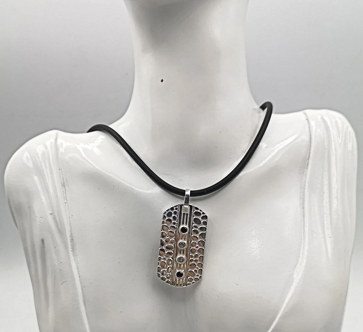 Designer 925 Silber Anhänger Rasierklinge mit Edelsteinen an Kautschukband