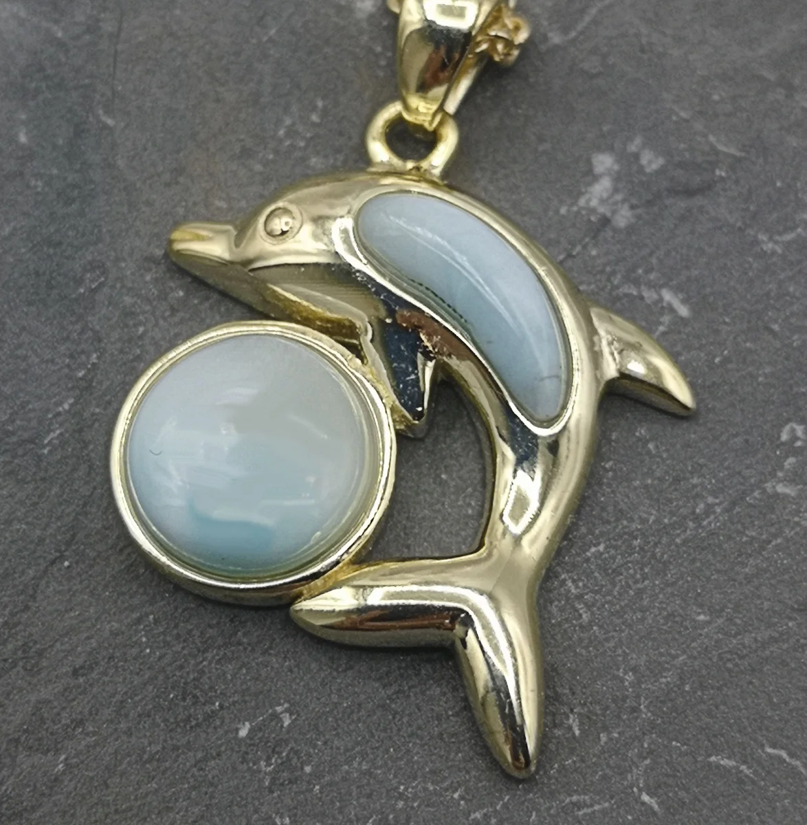 Karibischer Larimar Delphin mit Ball Anhänger an Ankerkette 925 Silber vg.