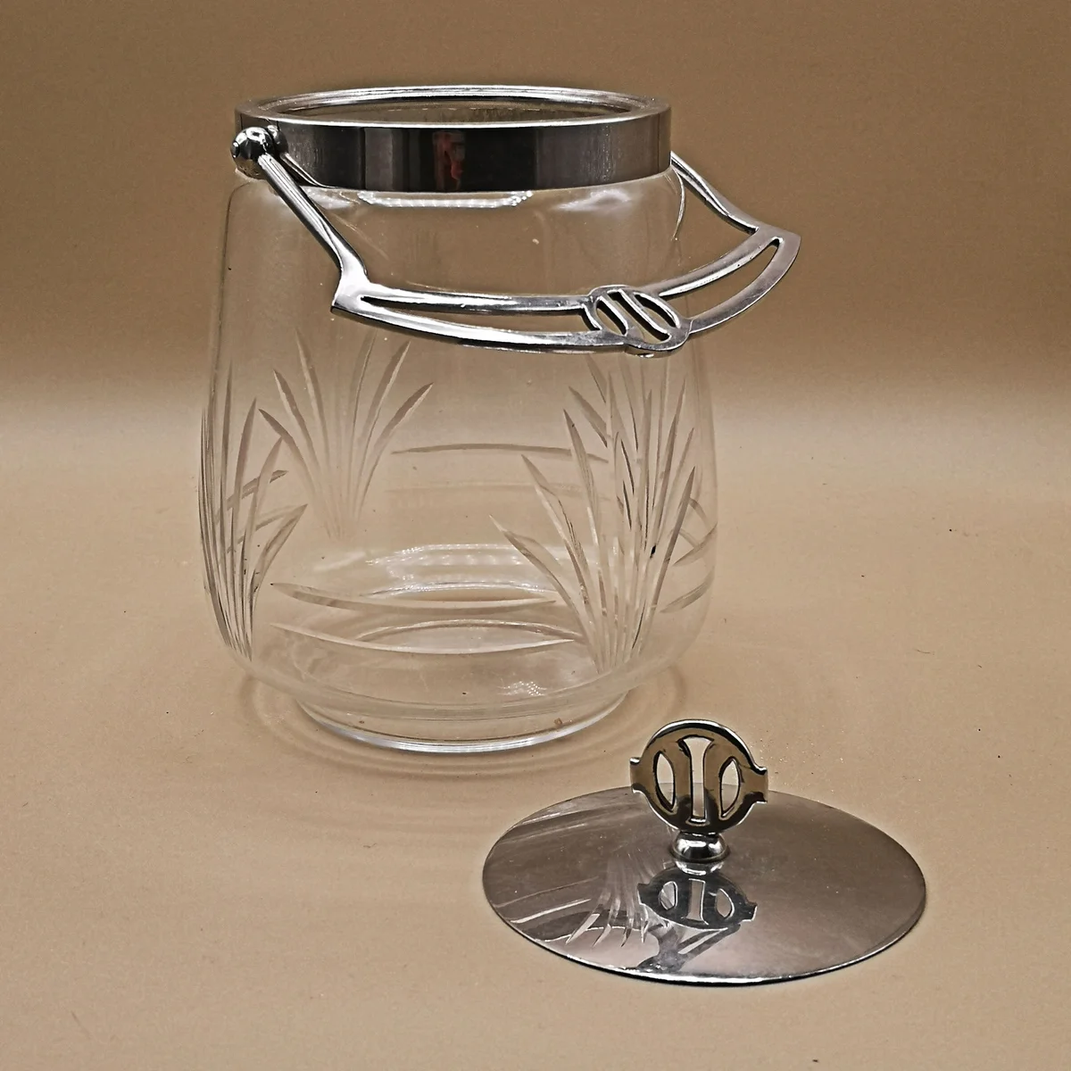 Antike Jugendstil Keksdose aus geschliffenem Kristallglas mit Metallmontur – um 1900