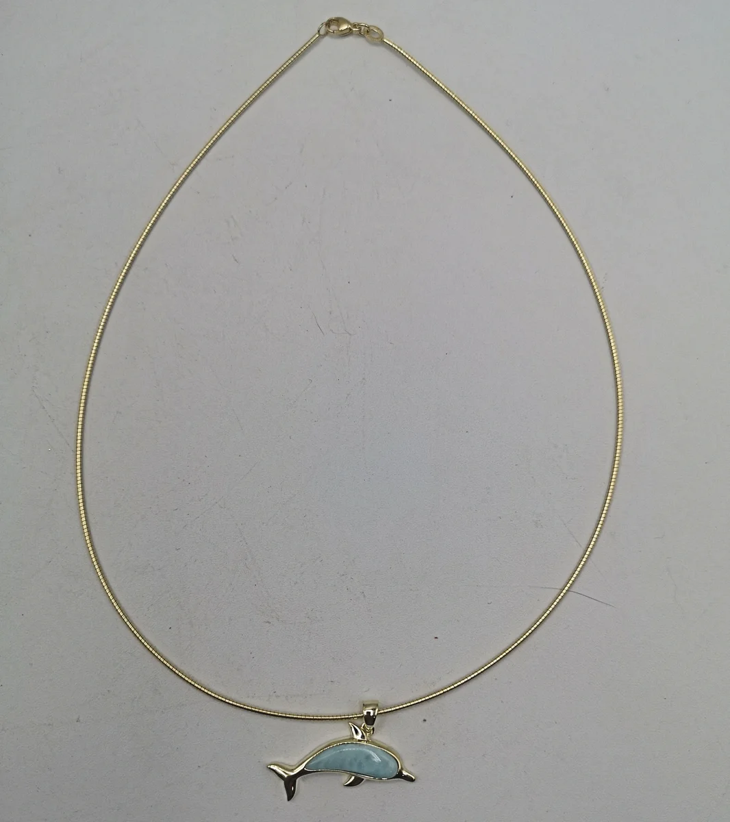 Karibischer Larimar Delphin Anhänger an Schlangenkette Silber vergoldet