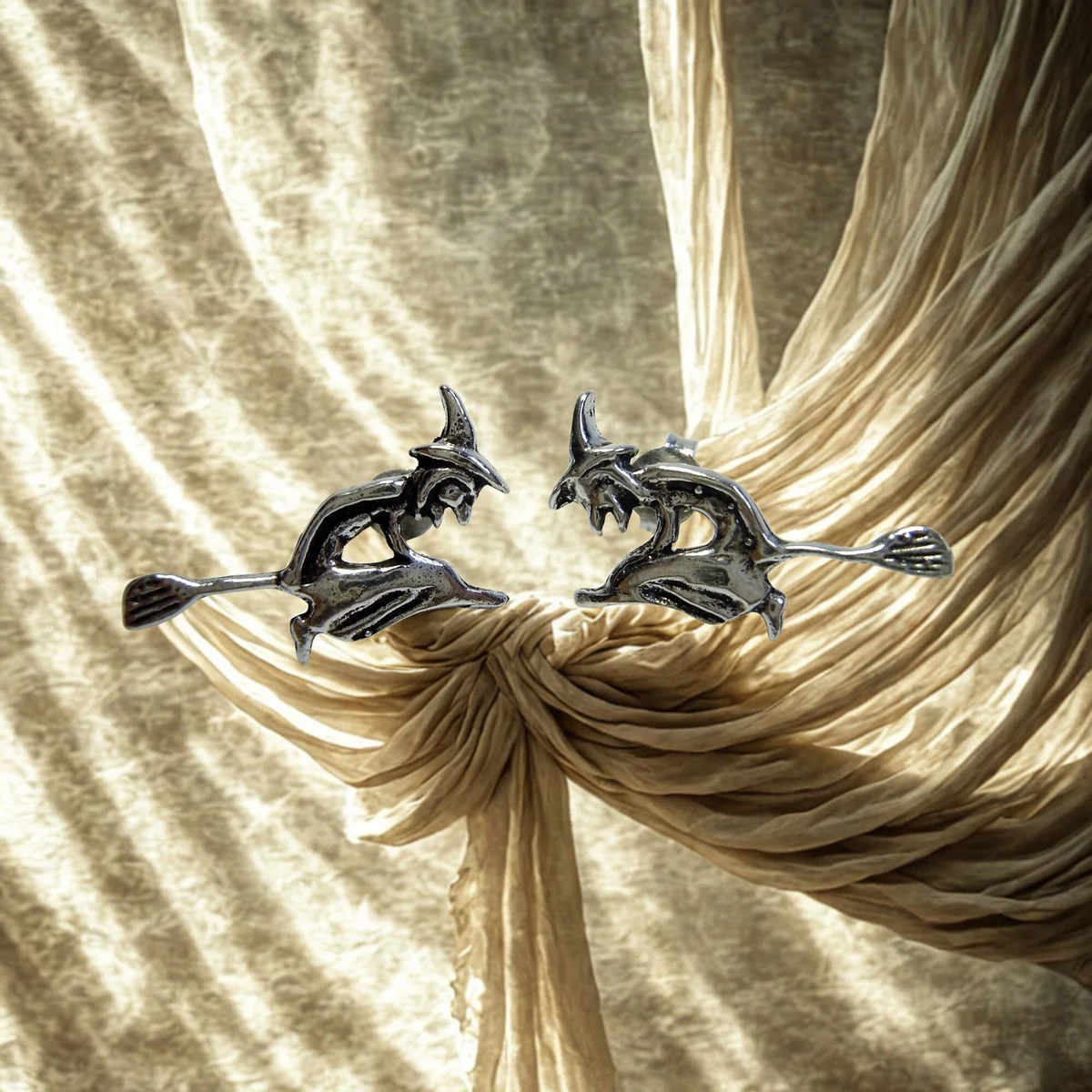 Hexen Ohrringe aus 925 Silber – Hexe auf dem Besen reitend - Ohrstecker mit Butterfly-Verschluss