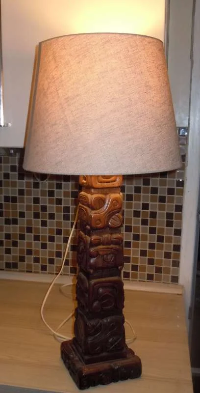 Handgeschnitzte Holzlampe aus Honduras – St. Elisabeth El Progreso Yoro