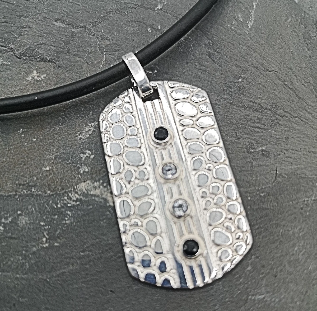 Designer 925 Silber Anhänger Rasierklinge mit Edelsteinen an Kautschukband