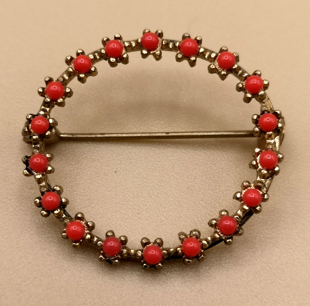 Runde Jugendstil Korallen Brosche vergoldet um 1910