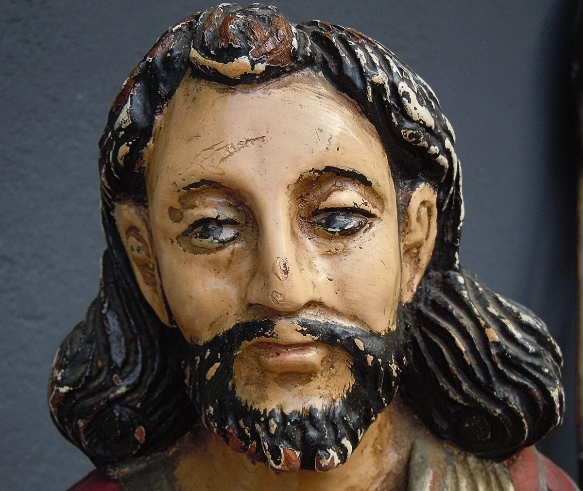 Beeindruckende geschnitzte Holzstatue „Johannes der Täufer“ – Antike polychrome Figur aus dem 19. Jahrhundert