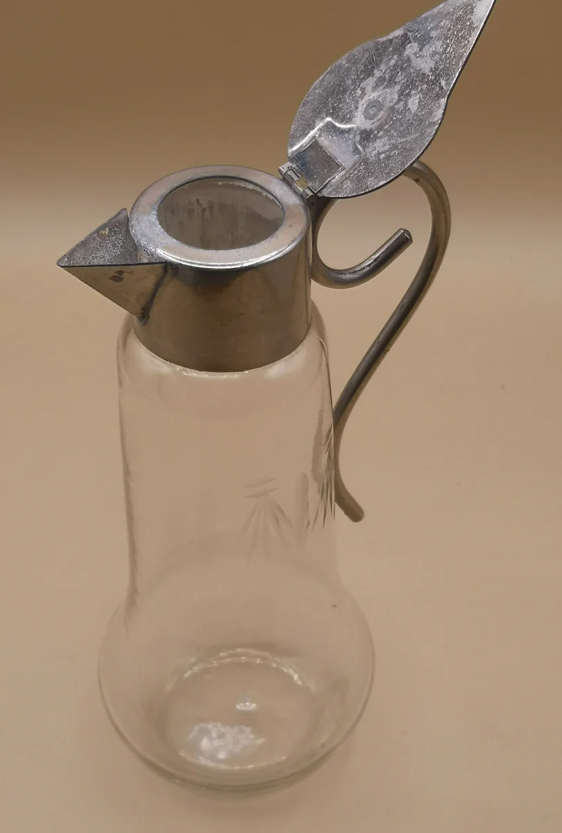 Antike Glaskaraffe Jugendstil um 1900–1920 – Glas mit vernickelter Montierung, 20 cm