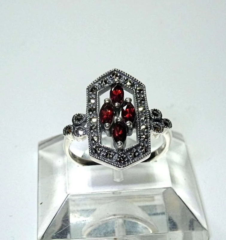 Silber ART DECO Ring mit Granatbesatz und Markasiten RG60