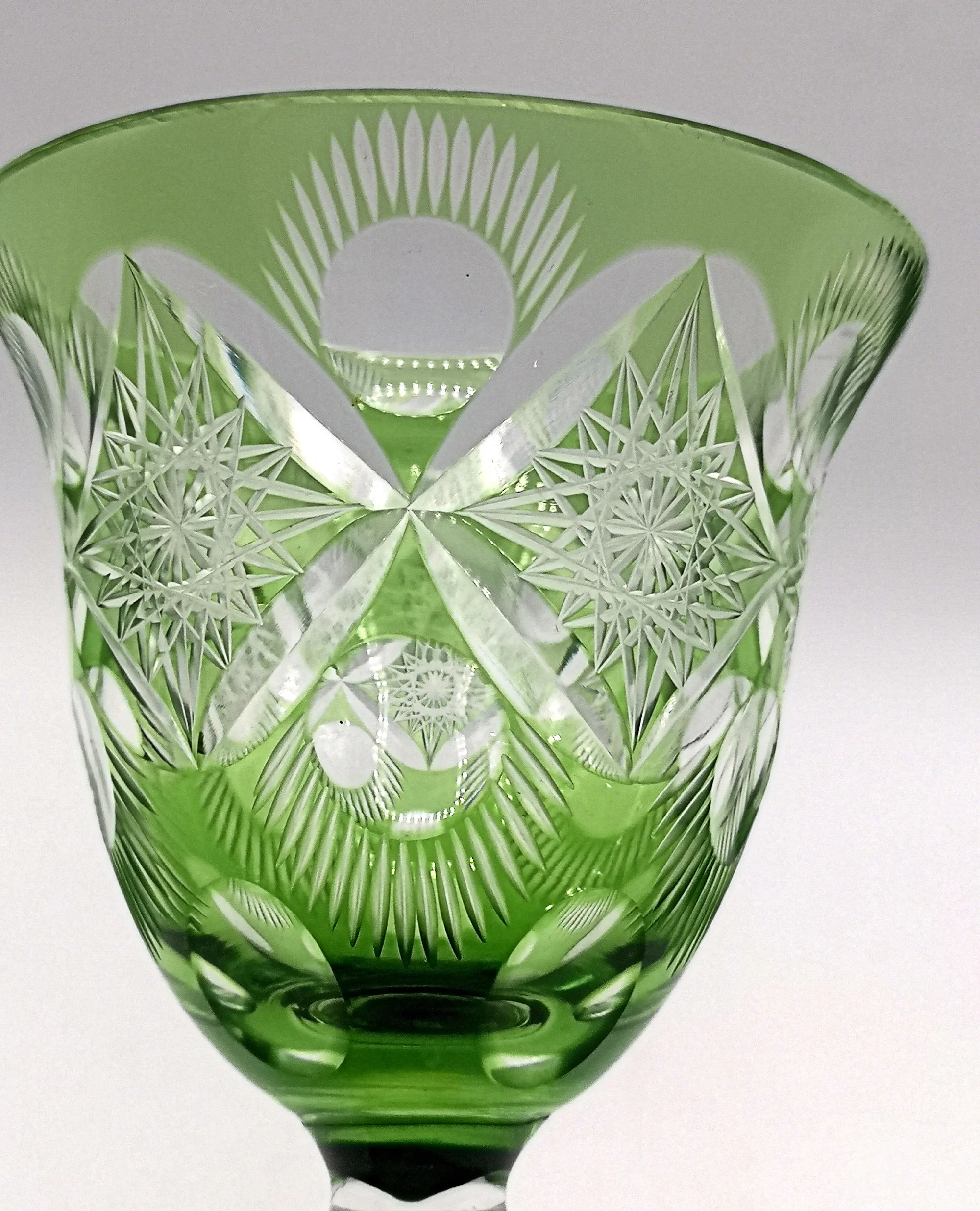Antikglas Weinglas aus den 30er  Jahren  handgeschliffen Grün 1