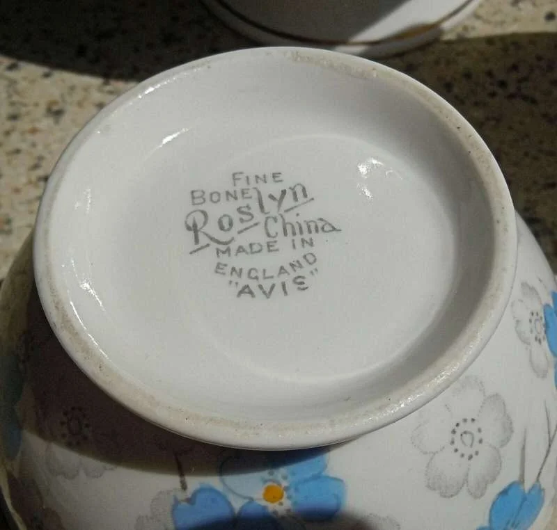 Handbemaltes Mocca- & Kaffeeservice aus Bone China von Roslyn – Dekor AVIS, England