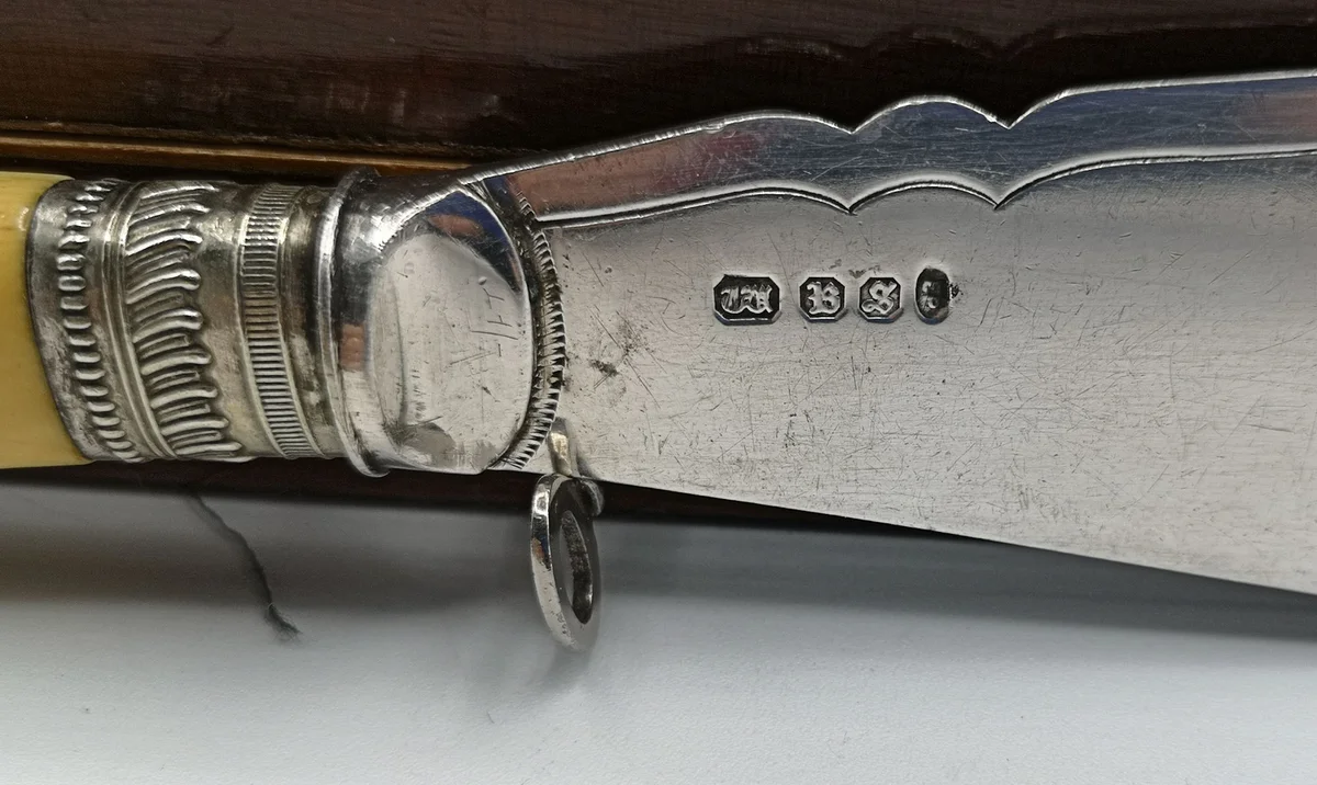 Jugendstil Fischbesteck Set 1906 aus Manchester England – 6 Messer & 6 Gabeln mit Vorlegebesteck