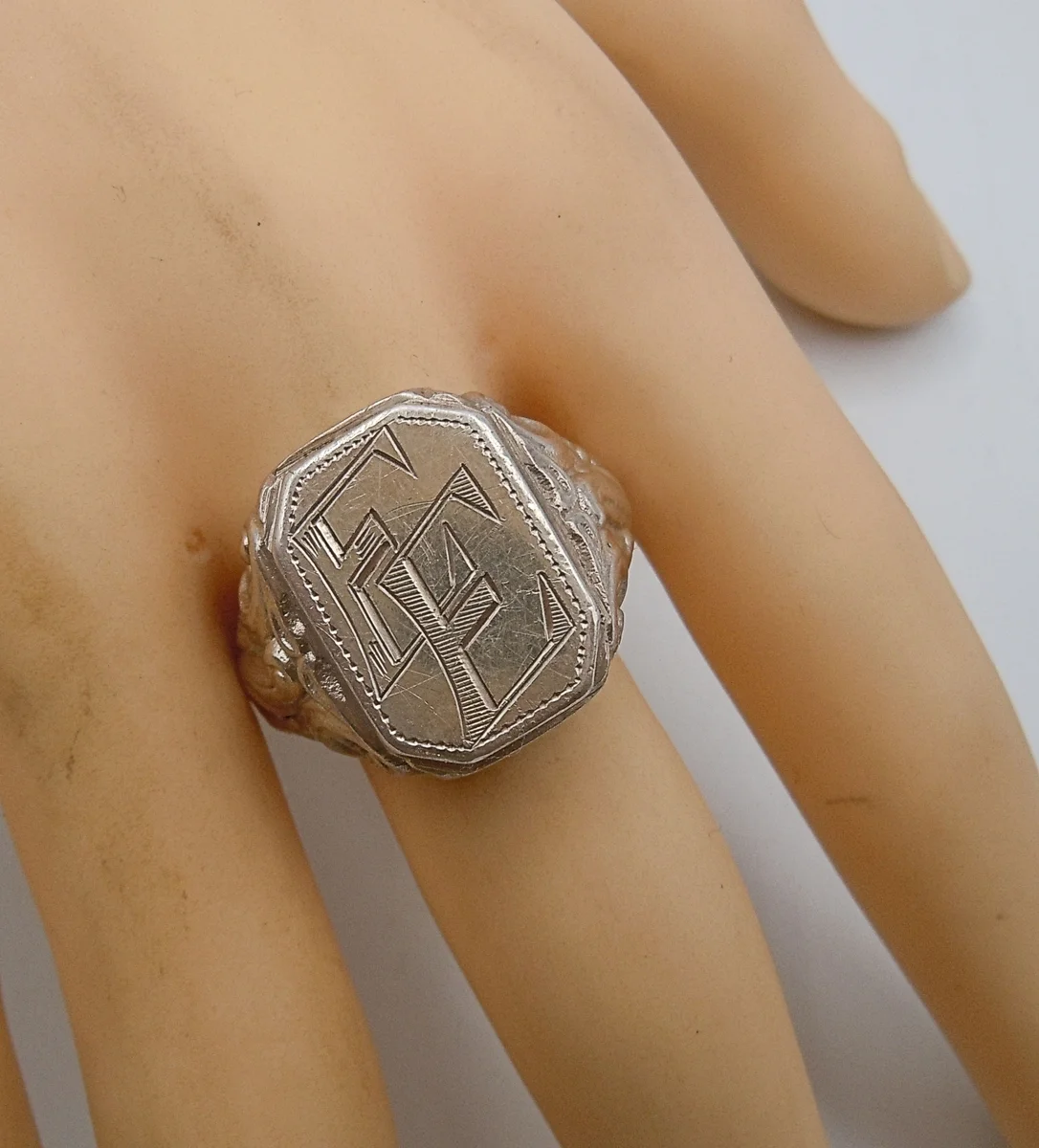 Exklusiver antiker Siegelring aus 835 Silber – handgefertigtes Meisterstück mit Monogramm E.E.