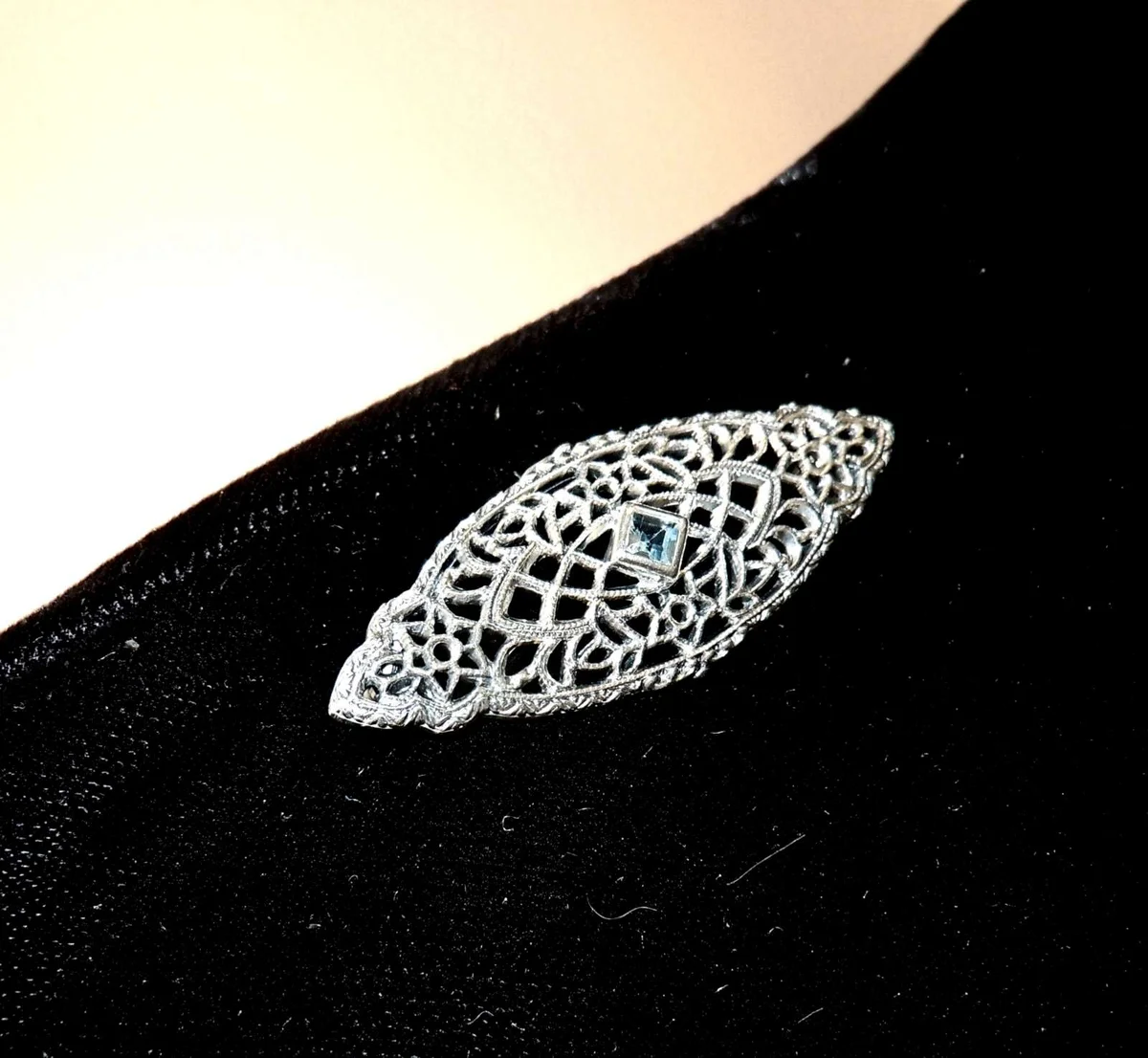 Exklusive Jugendstil Silber Brosche mit Aquamarin – Handgefertigte filigrane Silberschmiedekunst
