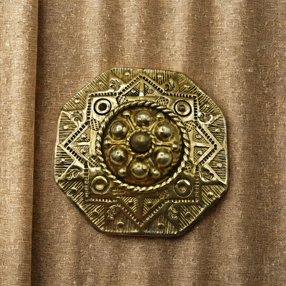 Egerländer Brosche „Huasnoantoutara“ / Chebský knoflík – feuervergoldeter Trachtenschmuck um 1900