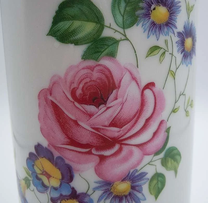 Edle Dresden-Porzellanvase mit bunter Handmalerei & Goldrand – 20. Jahrhundert, Krone-N-Marke