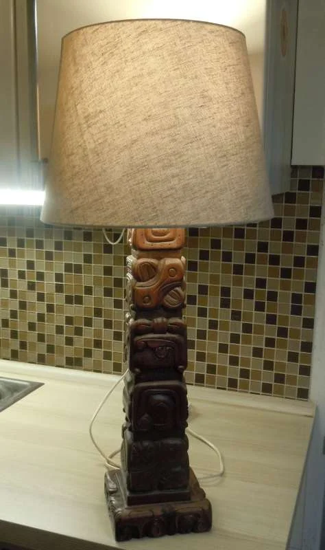 Handgeschnitzte Holzlampe aus Honduras – St. Elisabeth El Progreso Yoro