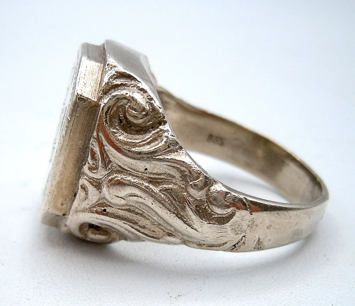 Exklusiver antiker Siegelring aus 835 Silber – handgefertigtes Meisterstück mit Monogramm E.E.
