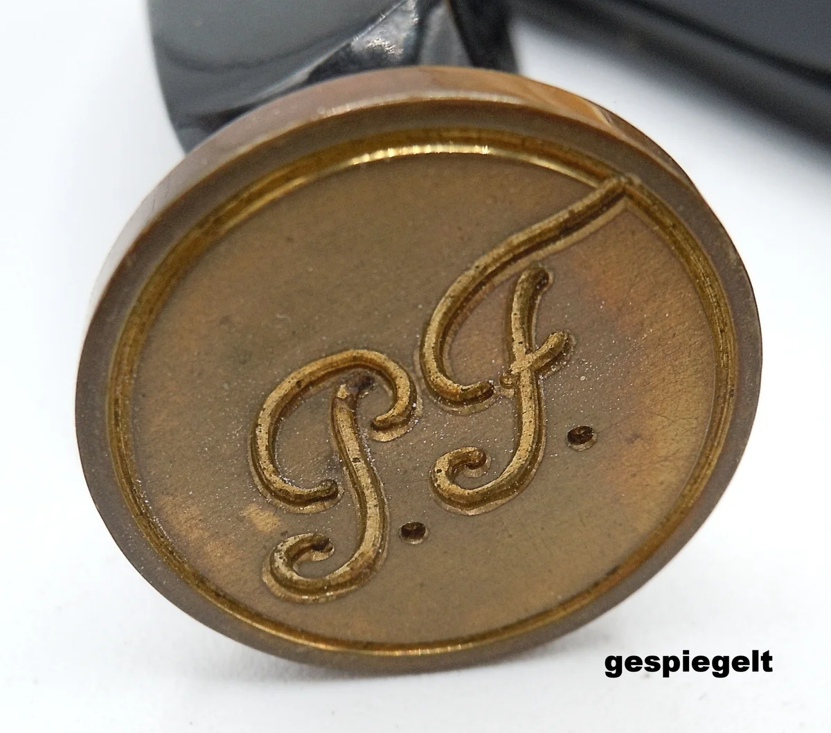 Antikes Schreibset aus Messing & Bakelit im Etui – Federhalter, Petschaft „P F“ & Brieföffner