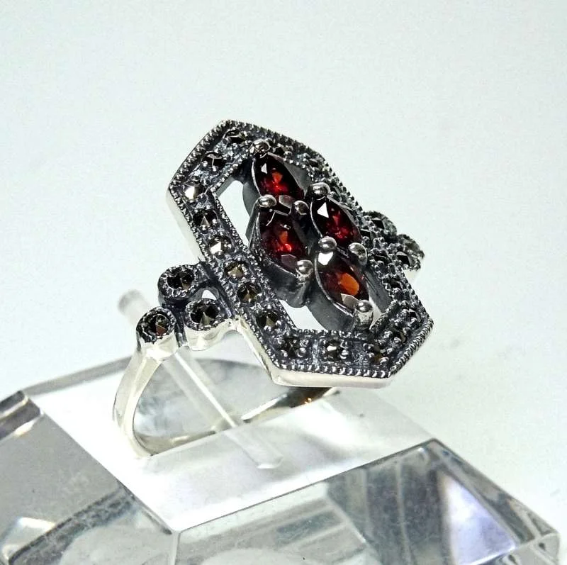 Silber ART DECO Ring mit Granatbesatz und Markasiten RG57