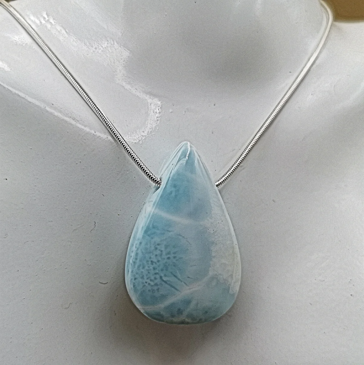 Edler, moderner Larimar Anhänger an 925 Silber Schlangenkette