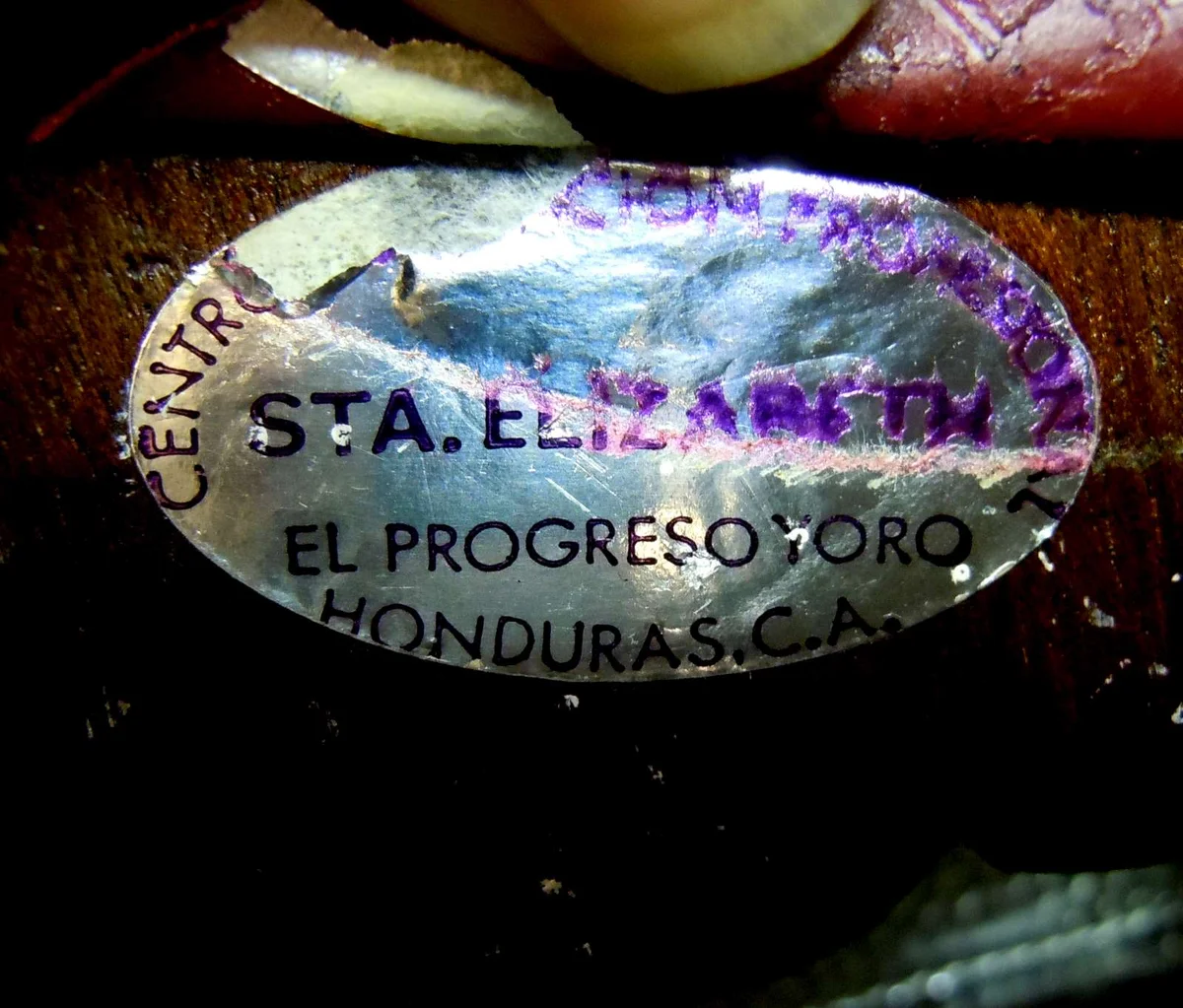 Handgeschnitzte Holzlampe aus Honduras – St. Elisabeth El Progreso Yoro