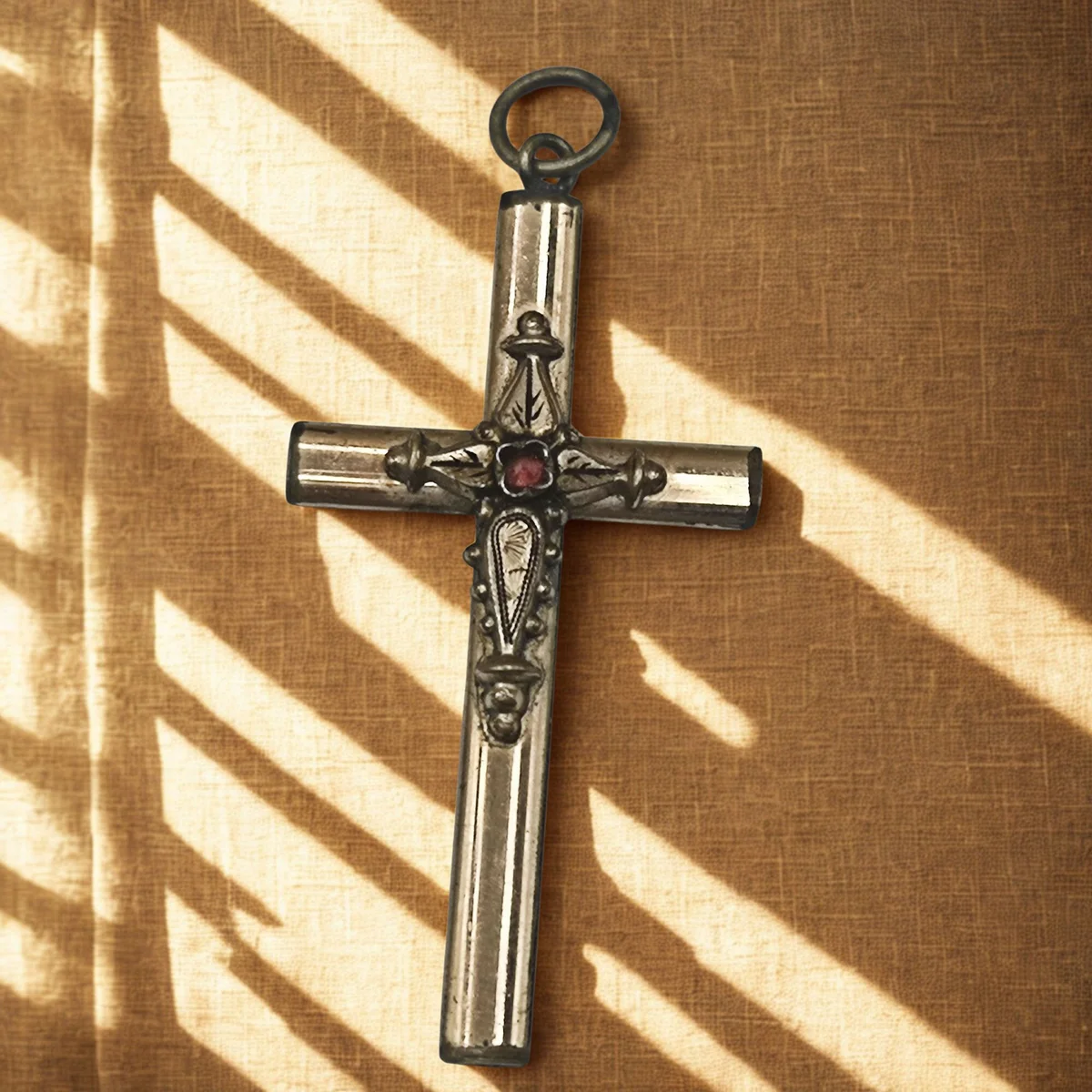Viktorianisches Kreuz Anhänger aus Schaumgold mit Granat – 38 mm