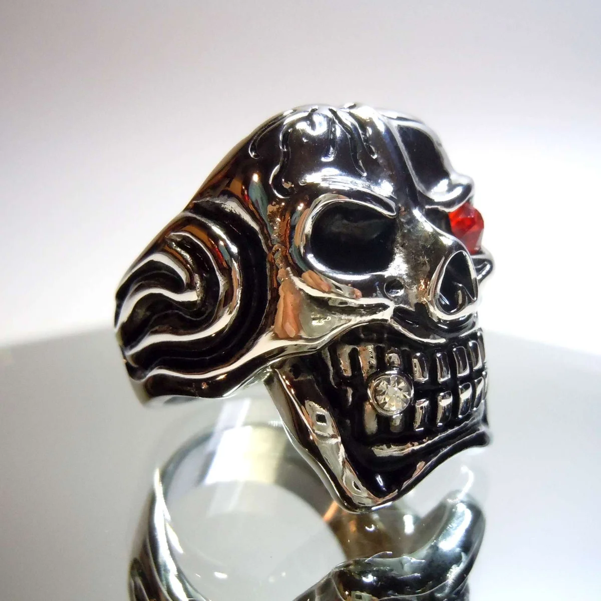 Hammer of Steel - sehr schwerer Totenkop Deadhead Skull Ring Red  RG71
