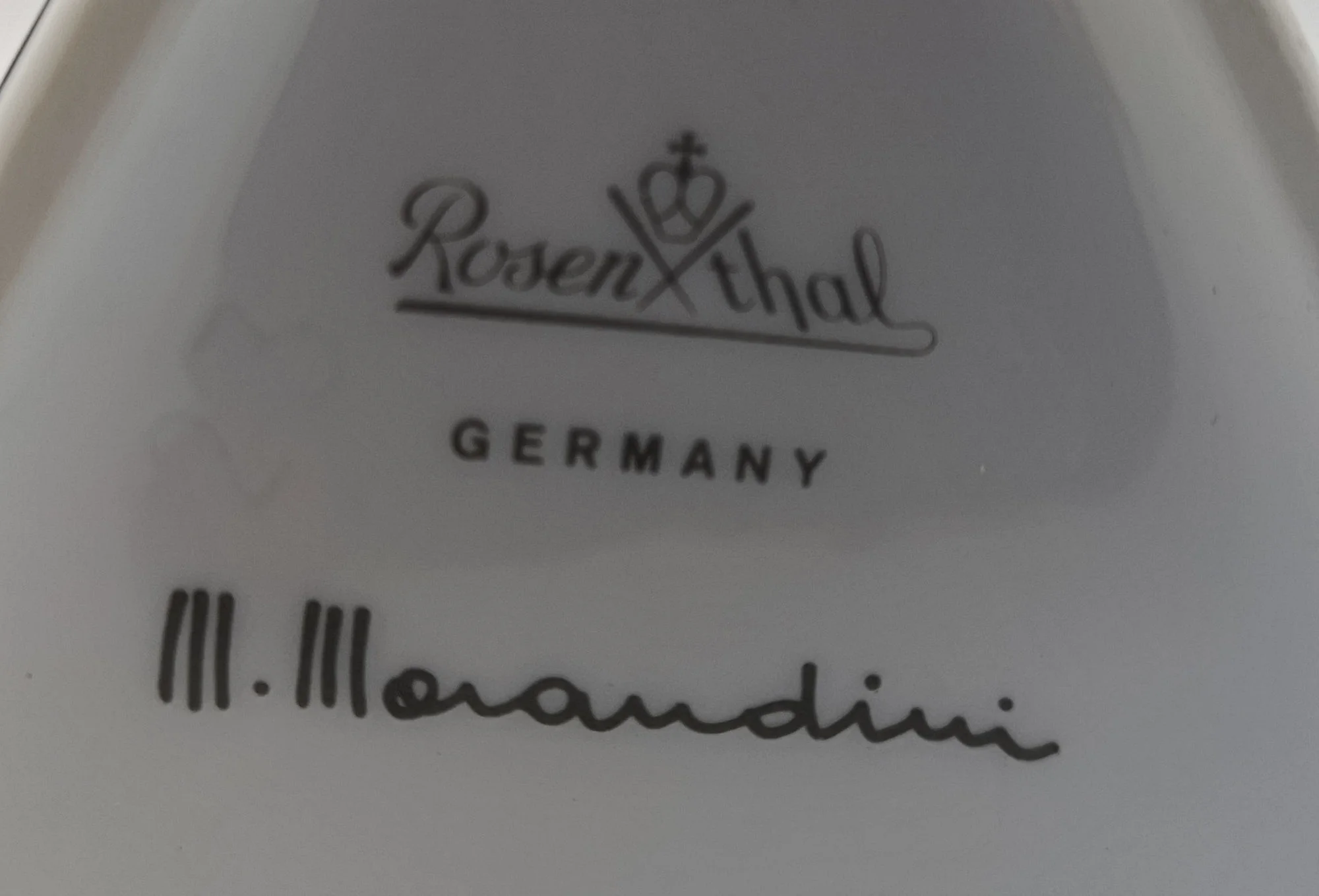 Rosenthal Designervase Marcello Morandini Alphabet – Ikonische Porzellanvase der 80er Jahre 23 cm - schwarz - Buchstabe V+S 1