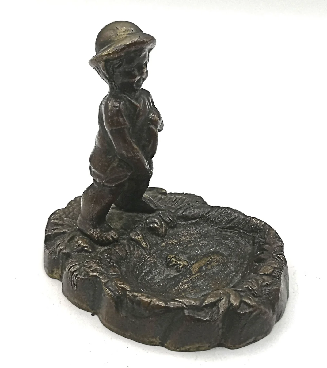 Kleine Figurine - pinkelnder Junge in Becken - 50er Jahre