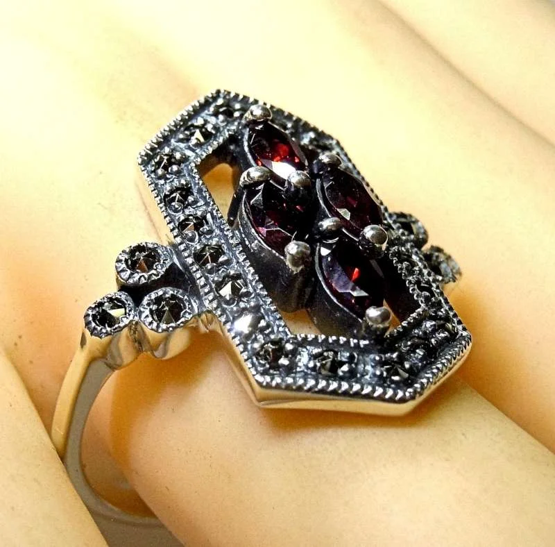 Silber ART DECO Ring mit Granatbesatz und Markasiten RG60