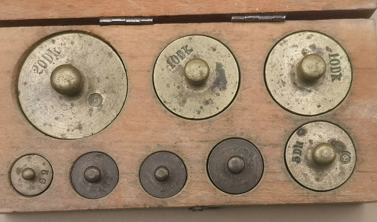 Antiker Messing Gewichtssatz 5g - 20dk im Holzkasten – Komplett mit österreichischem Eichstempel (ca. 1920)