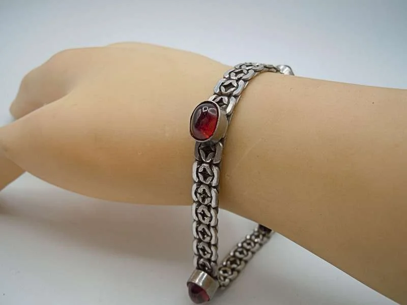 Antikes 30er Jahre Armband aus 925 Silber mit Granat Cabochons – Pforzheimer Silberschmiedekunst, handgefertigtes Designerstück